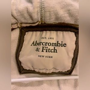 Zipup hoodie, some ware but still in good condition,plenty of use left! Small